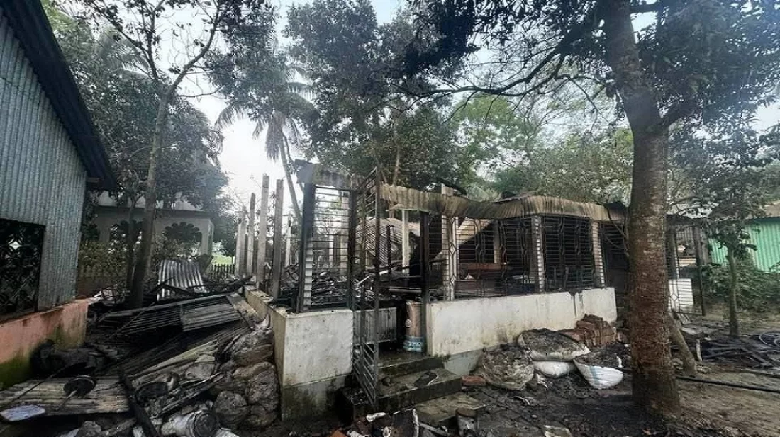 চিত্রশিল্পী মানবেন্দ্র ঘোষের বাড়িতে অগ্নিসংযোগ