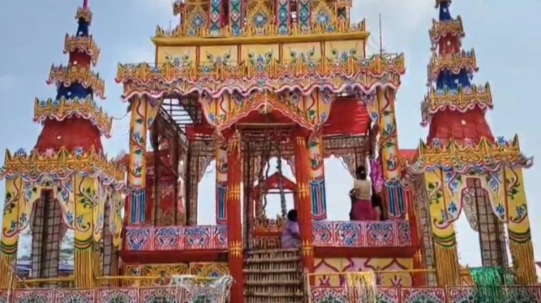 বর্নিল আতশবাজির মধ্য দিয়ে তার শেষকৃত্য সম্পন্ন রাখাইন ধর্মগুরু সংঘরাজ ভদন্ত উকোইন্দা মহাথেরো। ছবি: প্রতিনিধি