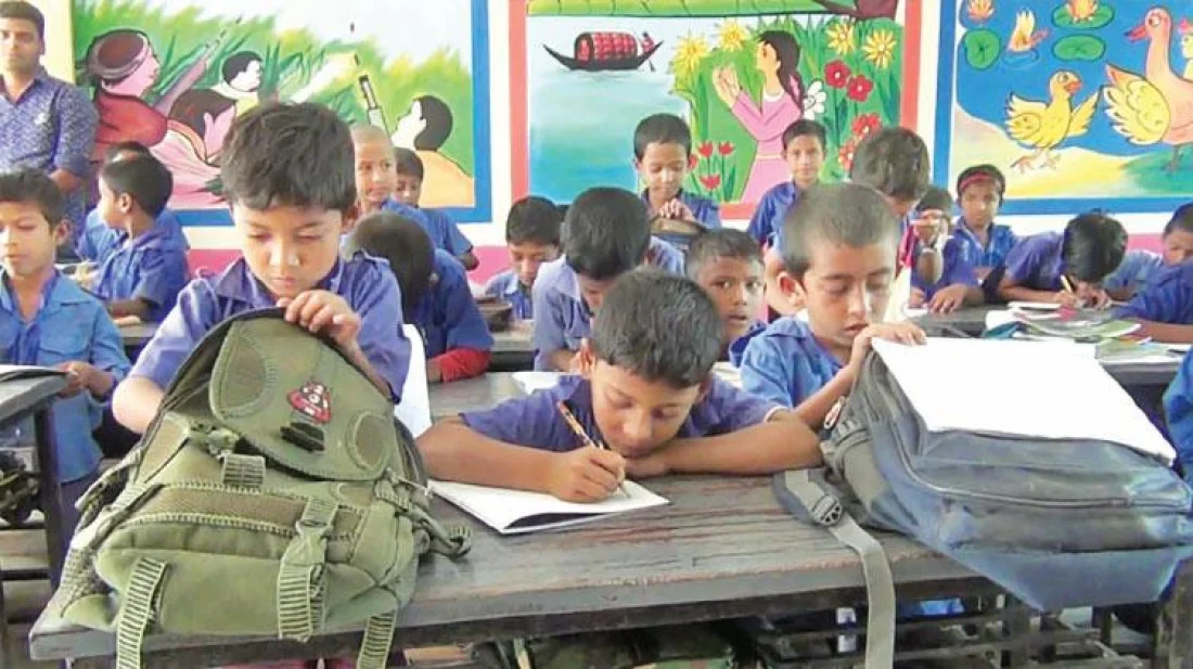 বাংলাদেশের প্রথম স্মার্ট স্কুল চুয়াডাঙ্গার পীরপুর সরকারি প্রাথমিক বিদ্যালয়ের একটি কক্ষে শিক্ষার্থীরা -দেশ রূপান্তর