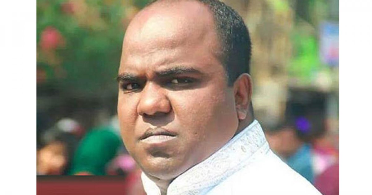 Televizor qarshisida polda jinsiy aloqa qilayotgan er va xotinning uy qurilishi pornosi Chiroyli eshak va mushuk