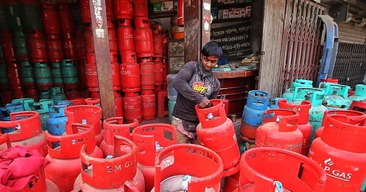 এলপিজি’র দাম বাড়বে না কমবে জানা যাবে বিকেলে