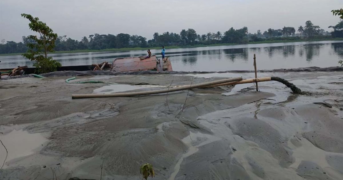 অবৈধভাবে বালু তোলায় ভাঙছে নদীর তীর, ঝুঁকিতে সেতু