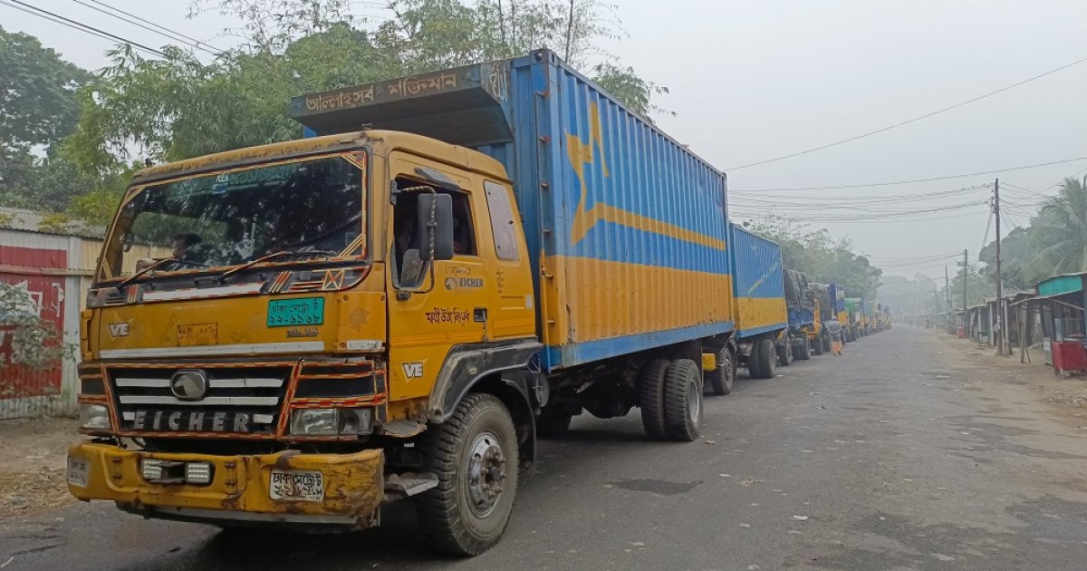 ৮ ঘণ্টা ফেরি বন্ধ থাকায় দৌলতদিয়া ঘাটে পণ্যবাহী ট্রাকের দীর্ঘ সারি