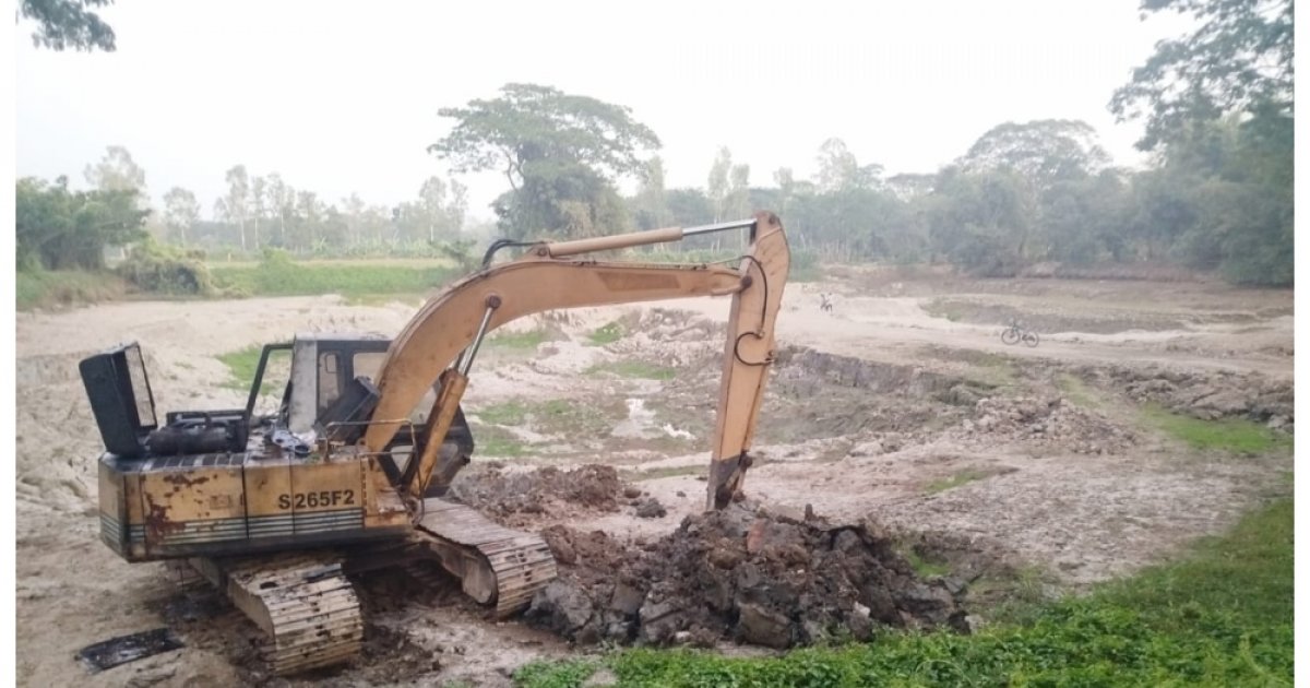 পটিয়ায় রাতের আঁধারে মাটি কাটার উৎসব