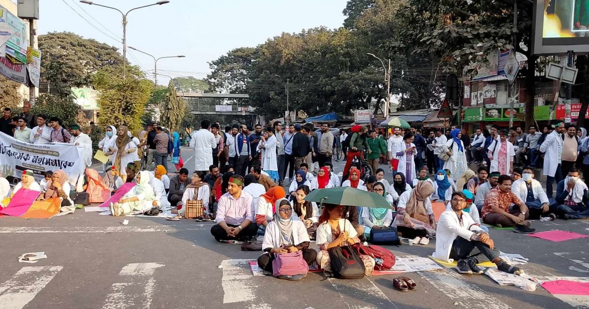 শাহবাগ মোড় অবরোধ, চারদিকে অ্যাম্বুলেন্সের সাইরেন