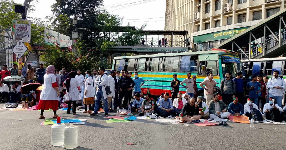 দাবি আদায় না হওয়া পর্যন্ত রাস্তায় থাকার হুঁশিয়ারি ট্রেইনি চিকিৎসকদের