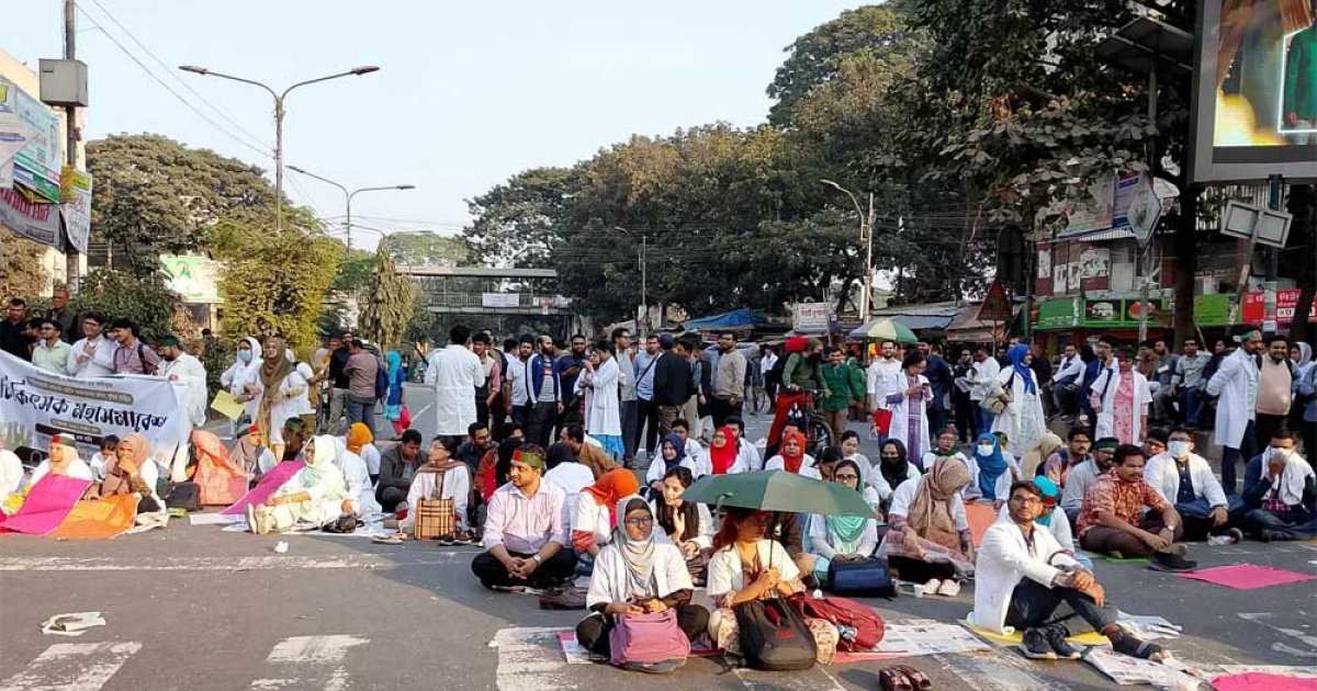 জুলাইতে ভাতা ৩৫ করার আশ্বাস, প্রত্যাখ্যান ট্রেইনি চিকিৎসকদের