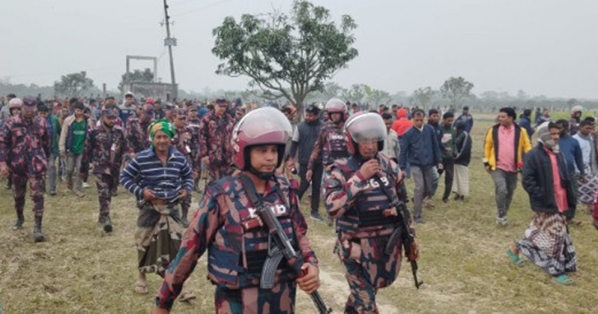 চাঁপাইনবাবগঞ্জ সীমান্তে বিজিবির বাধায় বেড়া নির্মাণ বন্ধ করেছে বিএসএফ