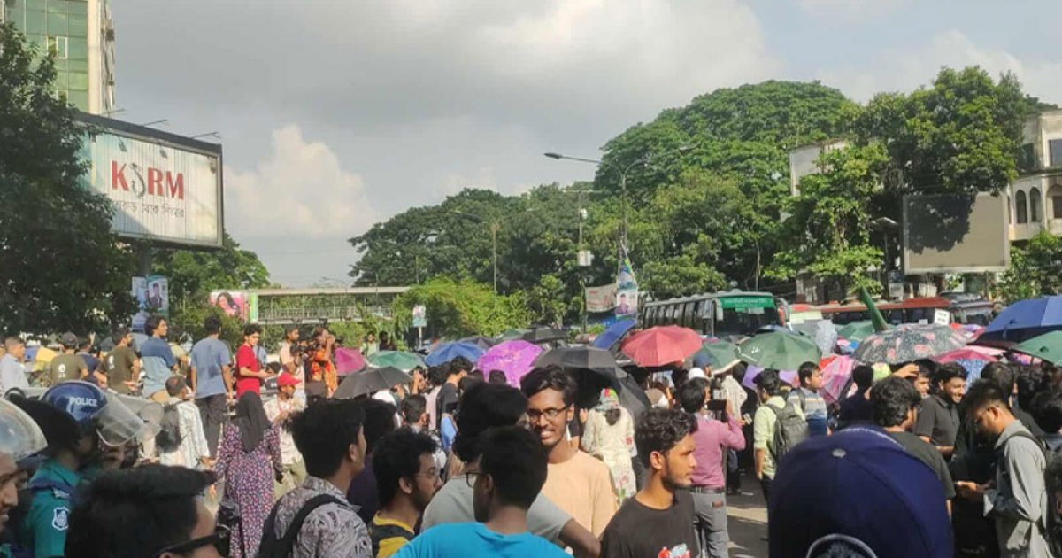 বুয়েট শিক্ষার্থীদের শাহবাগ মোড় অবরোধ