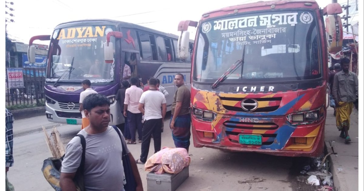 ত্রিশালে যাত্রীছাউনি না থাকায় ভোগান্তিতে যাত্রীরা