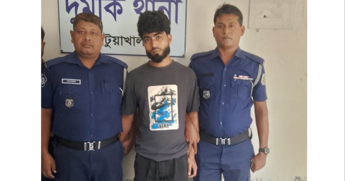 দুমকিতে ক্রেতা সেজে প্রতারণার দায়ে যুবক আটক