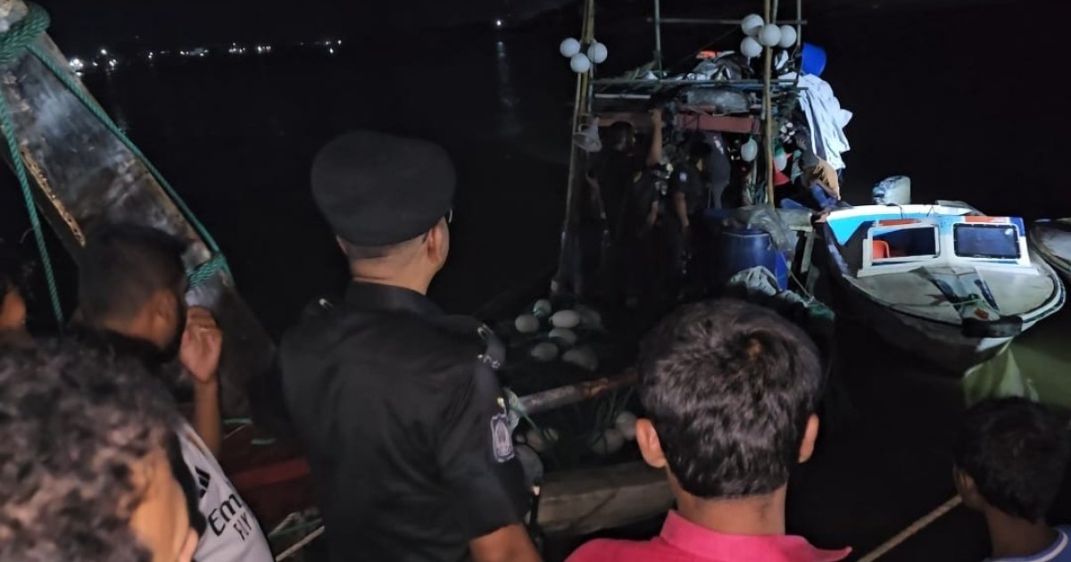 কক্সবাজারে ট্রলার থেকে ৪ লাখ ৬০ হাজার ইয়াবাসহ আটক ৯