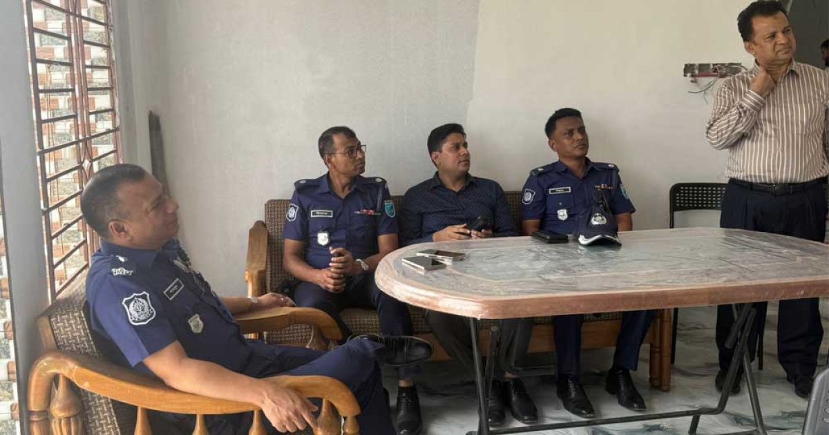 গোলাগুলির ঘটনায় গজারিয়া পুলিশ ক্যাম্প পরিদর্শনে পুলিশ সুপার