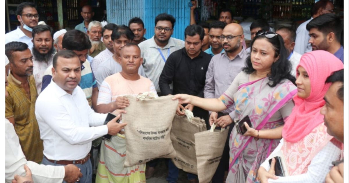নাটোরে জেলা প্রশাসকের পাটের ব্যাগ বিতরণ