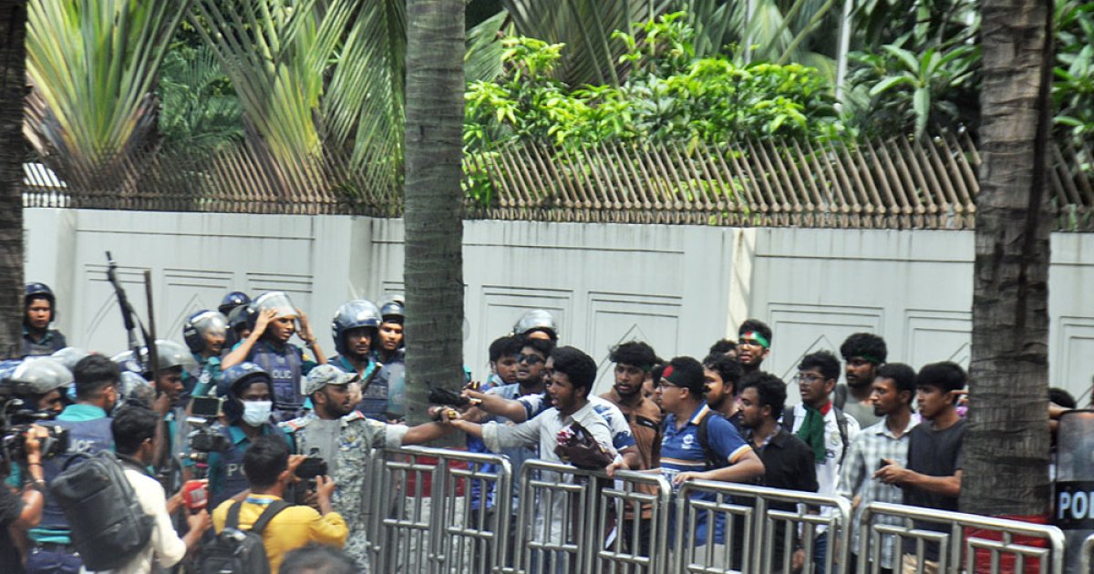ইন্টারকন্টিনেন্টালের সামনে প্রকৌশল শিক্ষার্থীরা, পরিস্থিতি থমথমে