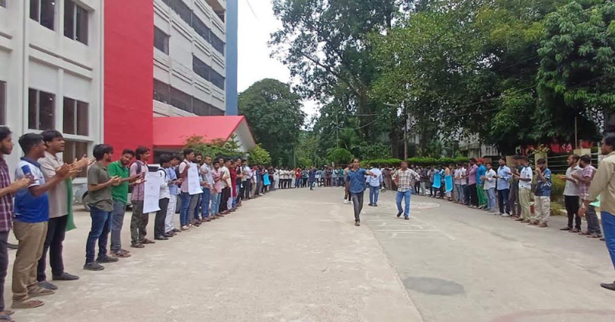শিক্ষার্থীদের অধিকার আদায়ে চবি ছাত্রদলের বিক্ষোভ