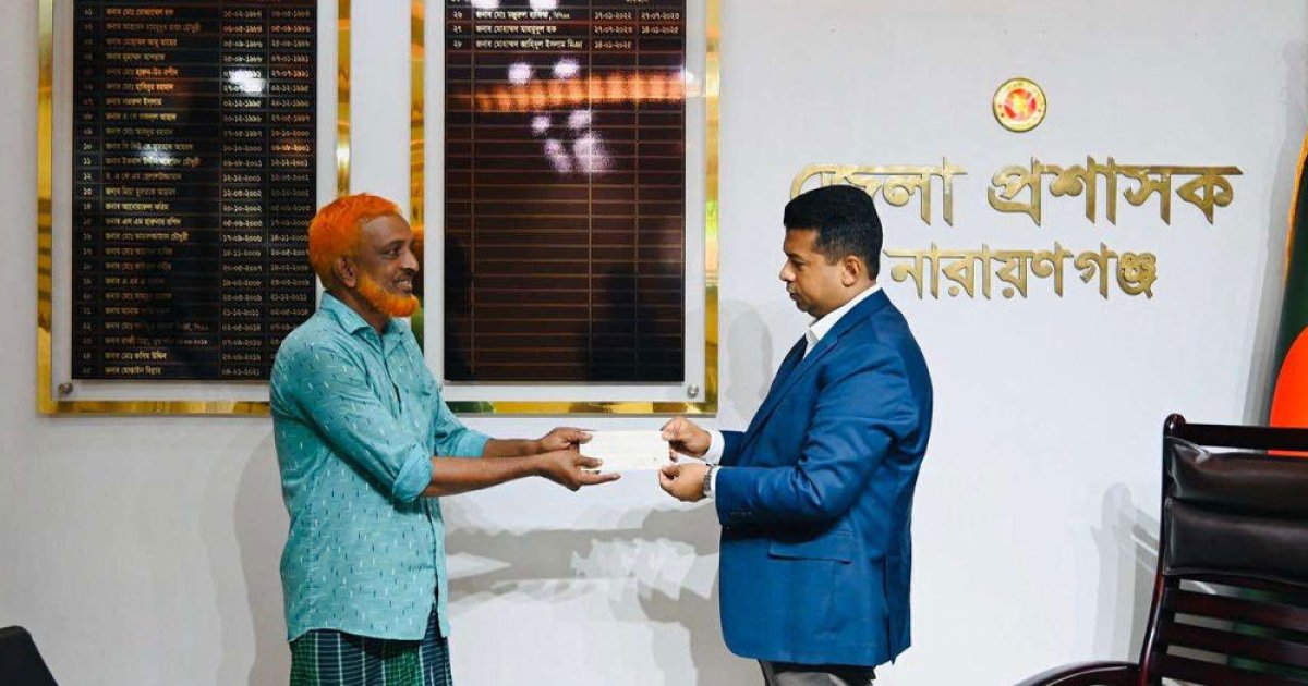 অসহায় কন্যাদায়গ্রস্ত বাবার পাশে ডিসি