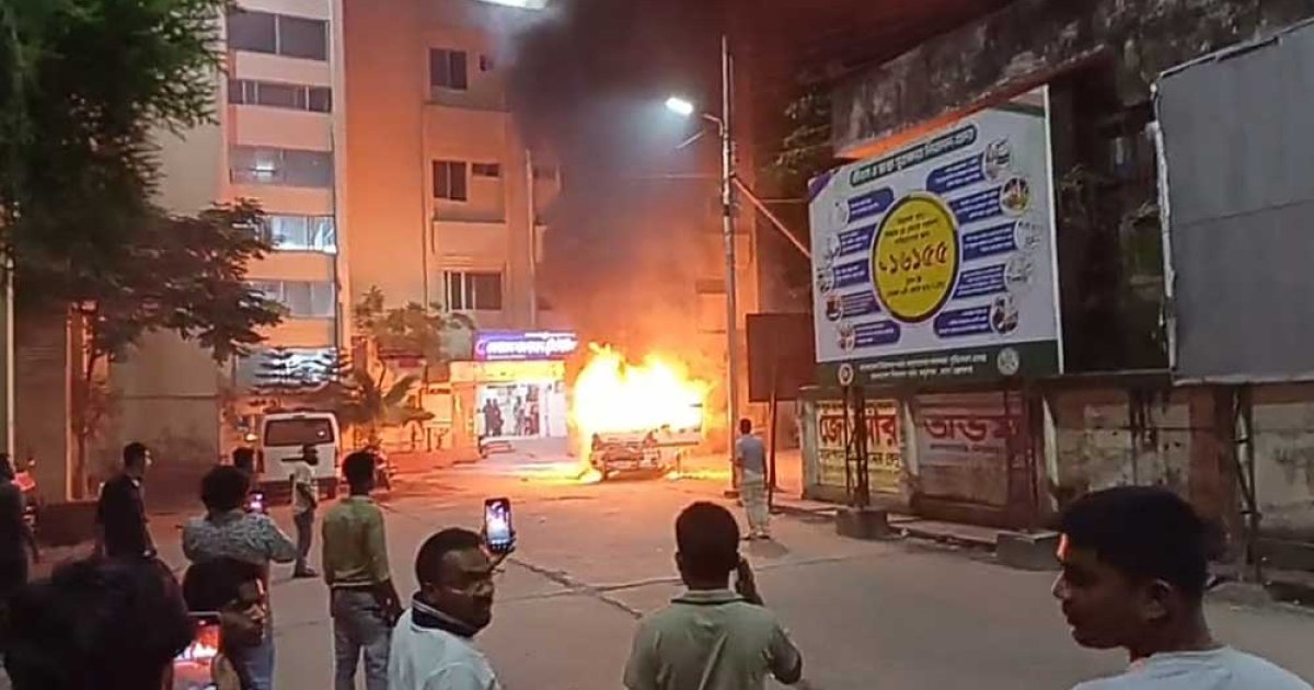 নারায়ণগঞ্জে জেনারেল হাসপাতালে অ্যাম্বুলেন্সে আগুন, চালকসহ ২ জন দগ্ধ