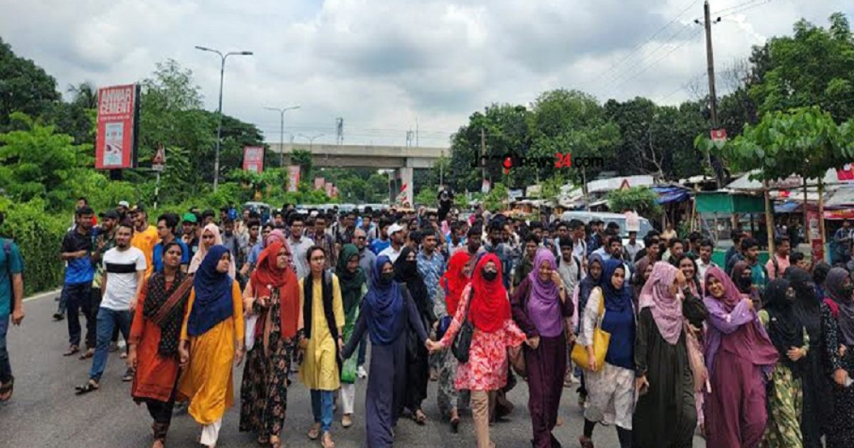 সড়ক ছাড়লেন শেকৃবি শিক্ষার্থীরা, যান চলাচল স্বাভাবিক