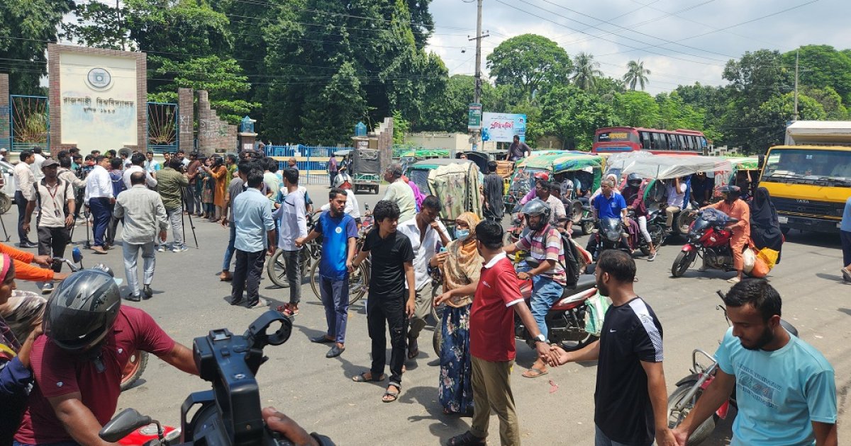 নুরের ওপর হামলার প্রতিবাদে রাবি শিক্ষার্থীদের মহাসড়ক অবরোধ