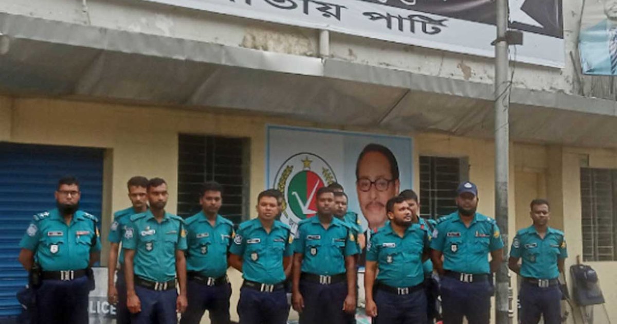 কাকরাইলে জাতীয় পার্টির কার্যালয়ের সামনে পুলিশের অবস্থান
