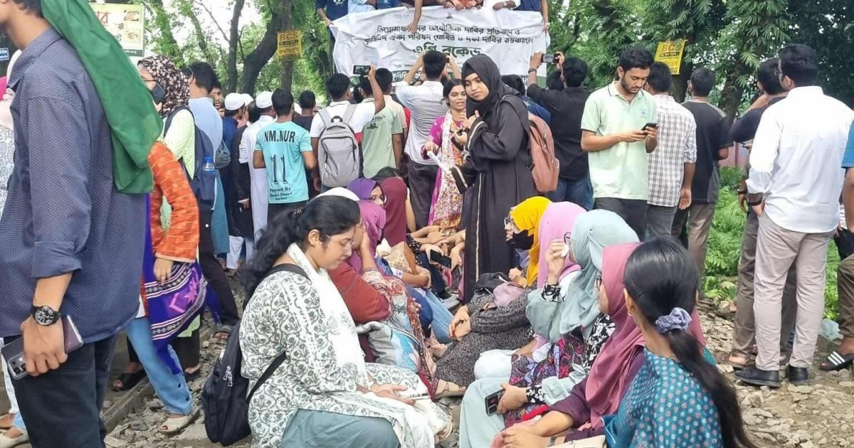 কৃষি বিশ্ববিদ্যালয়ে অবরোধ, ঢাকা-ময়মনসিংহ রেল যোগাযোগ বন্ধ