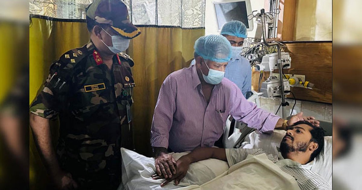 নুরের স্বাস্থ্যের খোঁজ নিলেন নৌ উপদেষ্টা, করলেন দুঃখ প্রকাশ