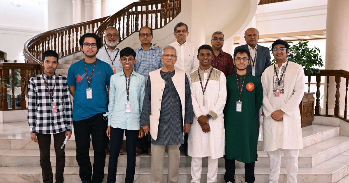প্রধান উপদেষ্টার সঙ্গে অলিম্পিয়াডে পদকজয়ী ছয় শিক্ষার্থীর সাক্ষাৎ