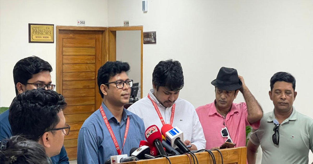 দল নিবন্ধনের খোঁজ নিতে ইসিতে এনসিপি নেতারা