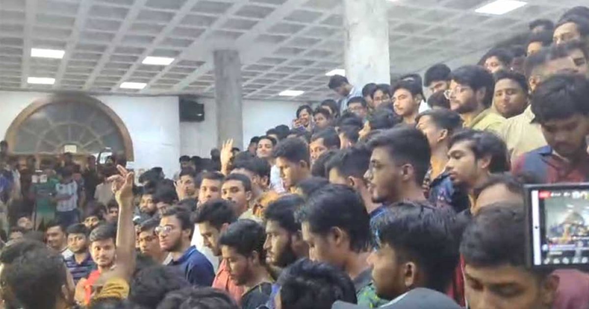 সিনেটের সামনে ডাকসুর ফলাফল ঘোষণার সিদ্ধান্ত, অপেক্ষায় হাজারো শিক্ষার্থী