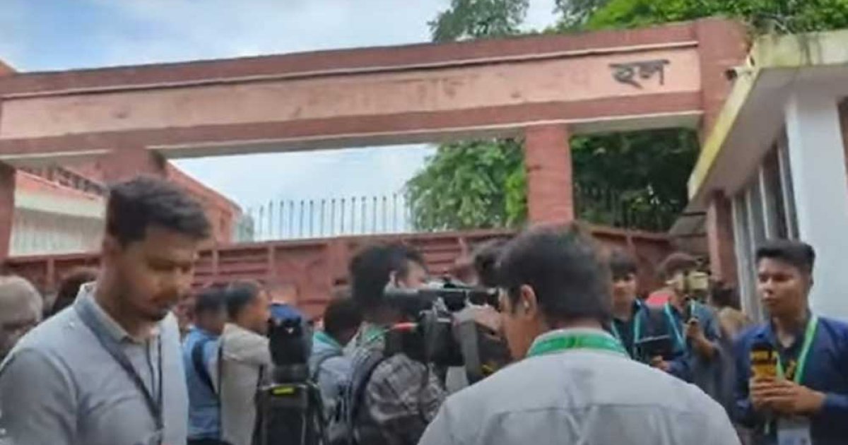 জাকসুতে অনিয়ম, নারীদের এক কেন্দ্রে ভোট সাময়িক বন্ধ