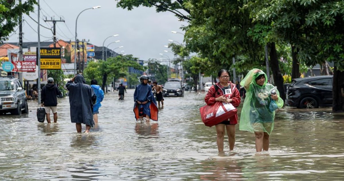 ইন্দোনেশিয়ায় হঠাৎ বন্যায় ১৪ জনের মৃত্যু