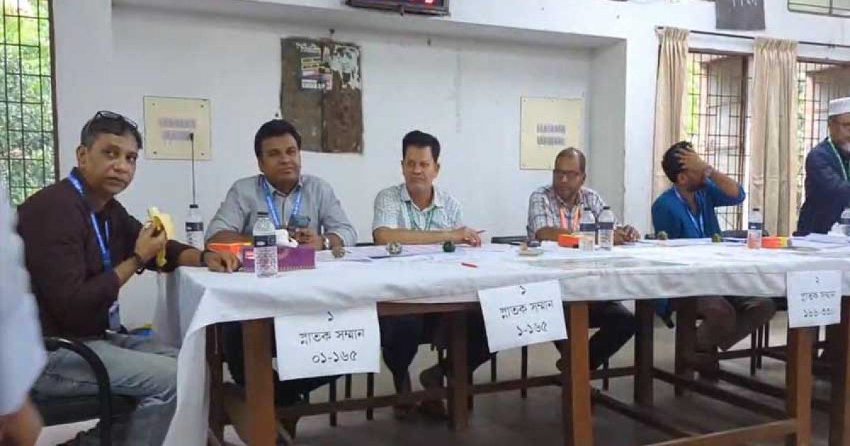 যে ভাবে চলছে জাকসু নির্বাচনের ভোট গ্রহণ
