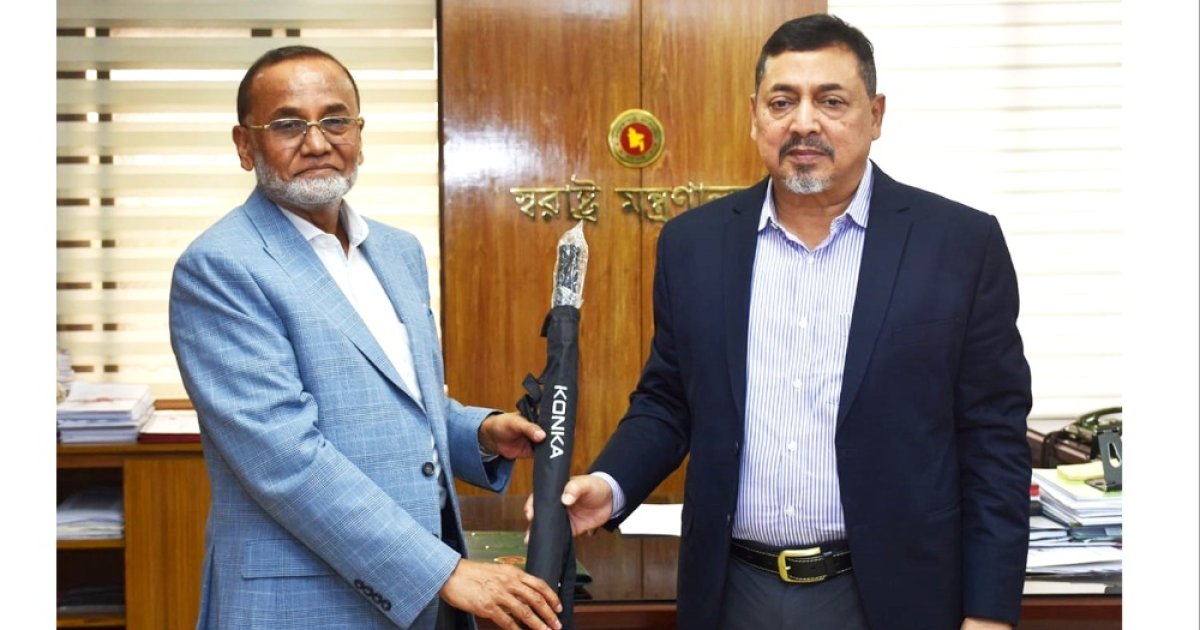 বাংলাদেশ পুলিশকে ১ হাজার ছাতা উপহার দিলো ইলেক্ট্রো মার্ট