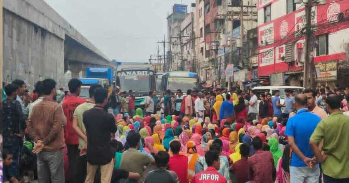 বকেয়া বেতনের দাবিতে গাজীপুরে শ্রমিকদের সড়ক অবরোধ