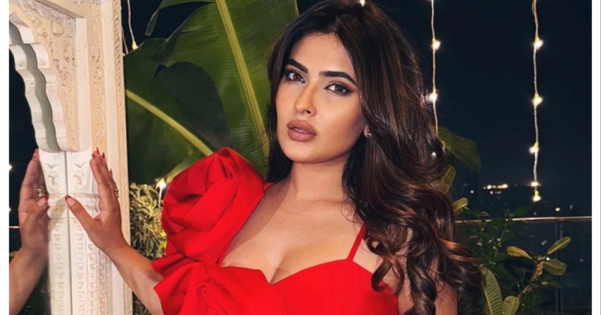 ট্রেন থেকে লাফ দিতে বাধ্য হই: কারিশমা