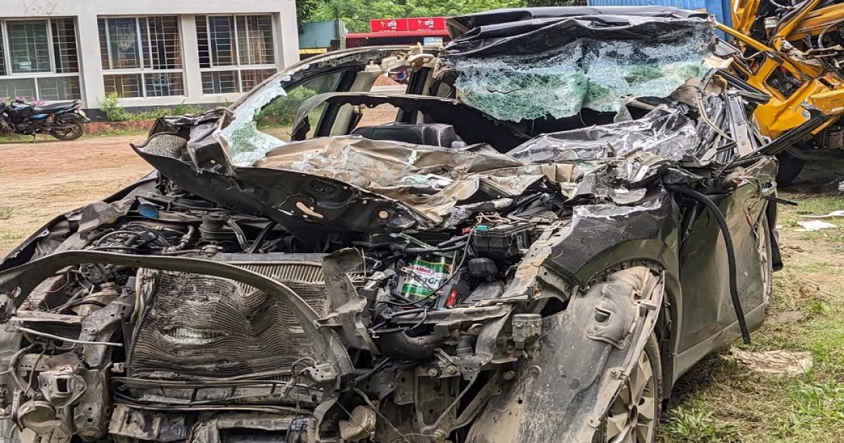 কাভার্ডভ্যানের পেছনে প্রাইভেটকারের ধাক্কা, বাবা-মেয়ের মৃত্যু
