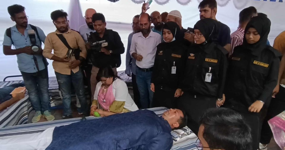 না.গঞ্জে ডিসির রক্তদানের মধ্য দিয়ে তারুণ্যের উৎসব উদ্বোধন