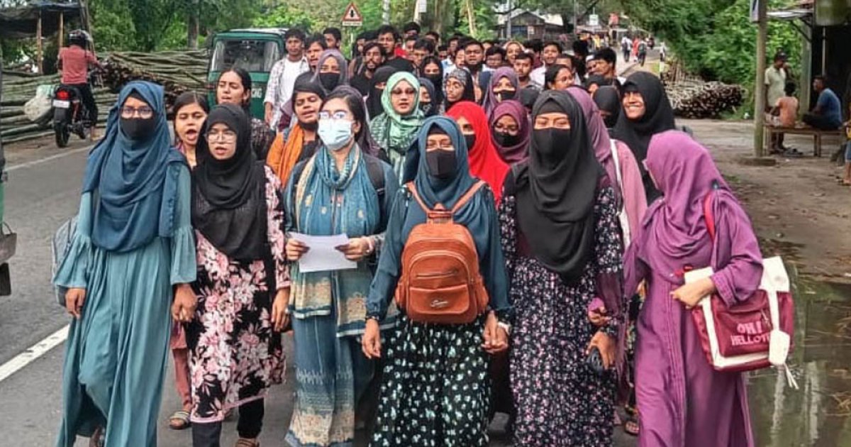 রবীন্দ্র বিশ্ববিদ্যালয় ক্যাম্পাস থেকে বালু উত্তোলন, শিক্ষার্থীদের বিক্ষোভ