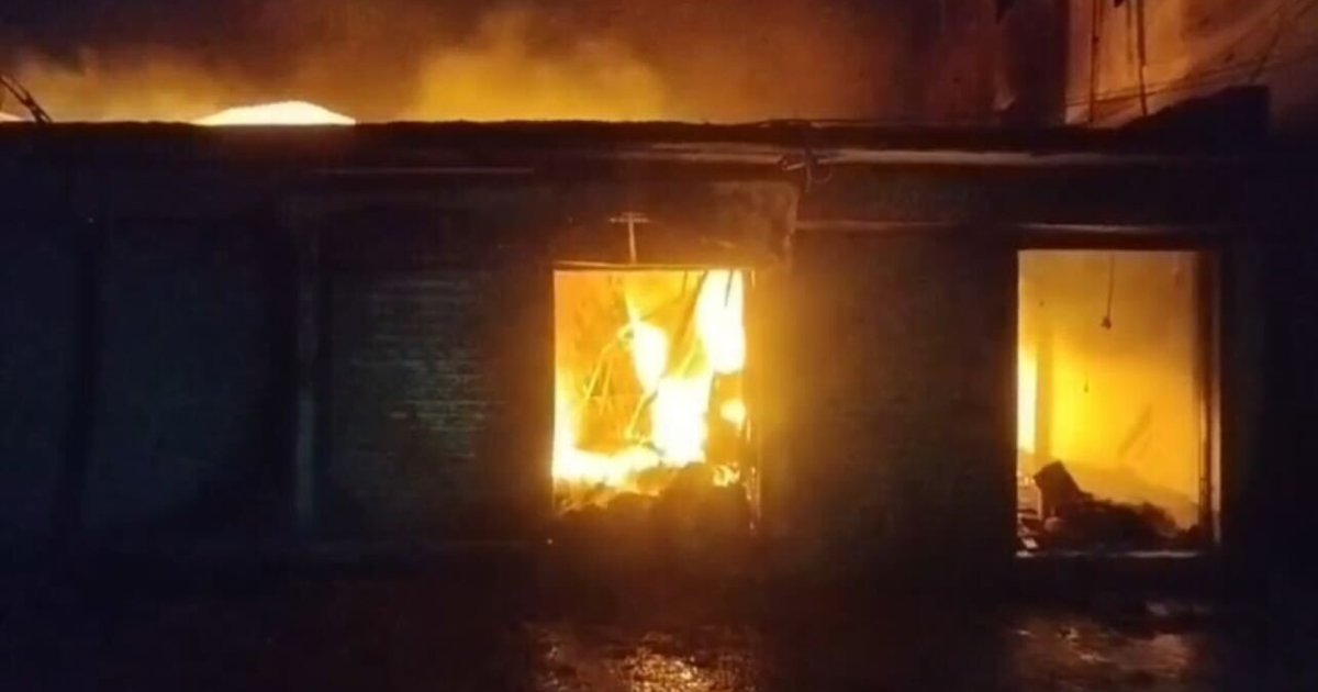 গাজীপুরে মার্কেটে আগুনে ১৭ দোকান পুড়ে ছাই