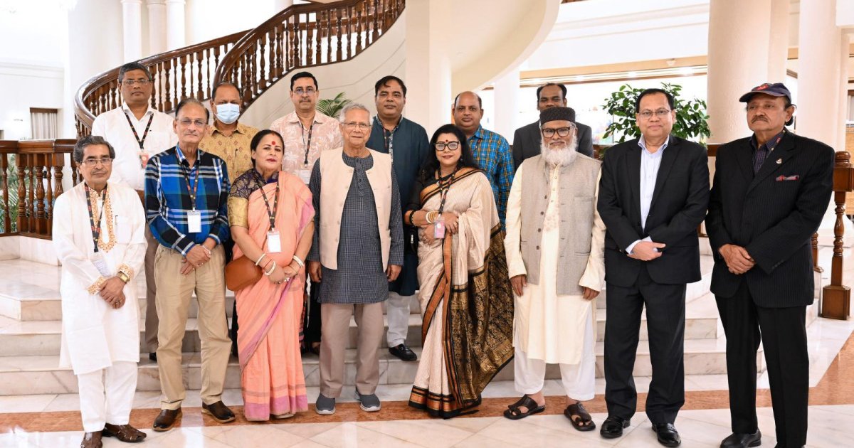দুর্গাপূজার প্রস্তুতি নিয়ে সনাতন ধর্মের নেতাদের সঙ্গে প্রধান উপদেষ্টার বৈঠক