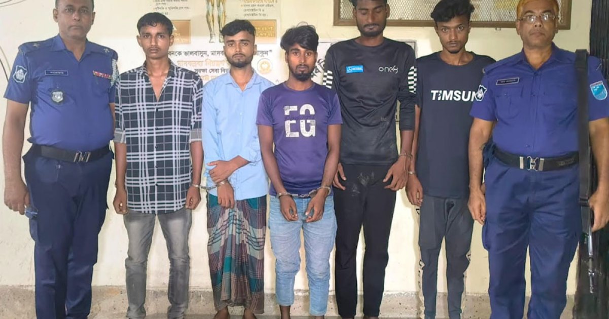 স্কুলছাত্রীকে উত্ত্যক্তের সময় জনতার হাতে আটক ৫ বখাটে