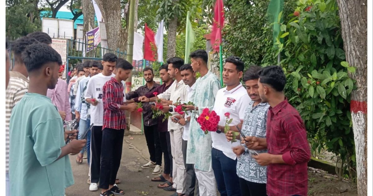 মতলবে শিক্ষার্থীদের ফুল দিয়ে স্বাগত জানালো মসক ছাত্রদল