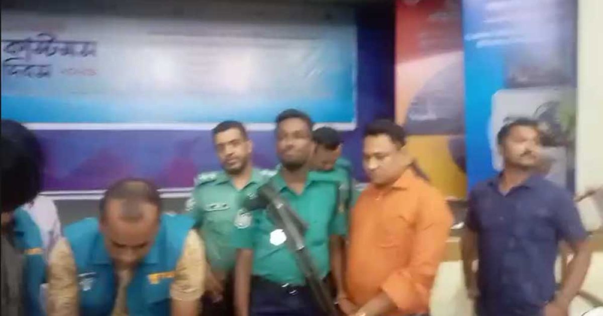 দুদকের সফল ফাঁদ অভিযান: ঘুষের টাকাসহ সহকারী রাজস্ব কর্মকর্তা গ্রেপ্তার