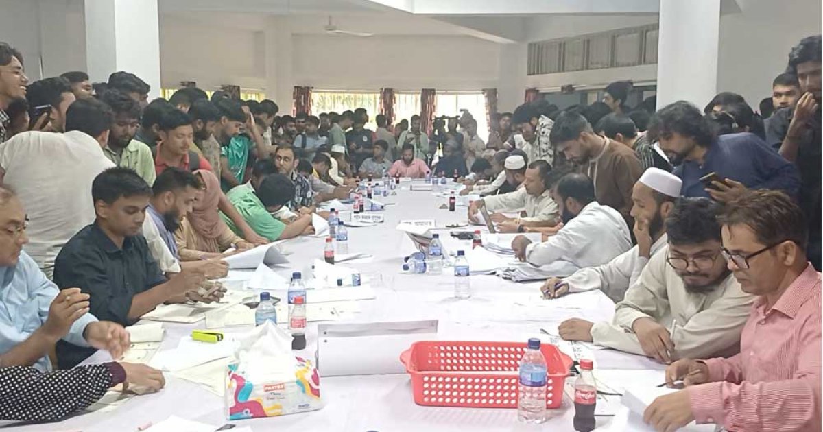 চাকসুর মনোনয়নপত্র বিতরণ শেষ দিনে প্রার্থীদের ভিড়