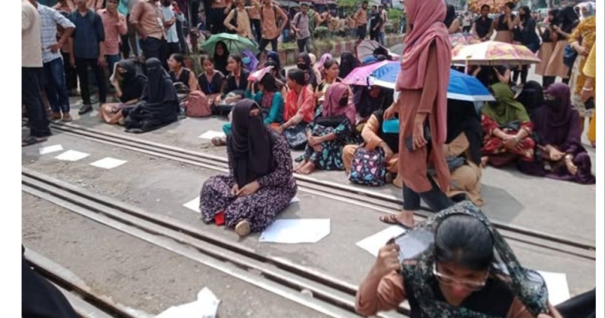 দিনাজপুরে পলিটেকনিক শিক্ষার্থীদের সড়ক ও রেলপথ অবরোধ
