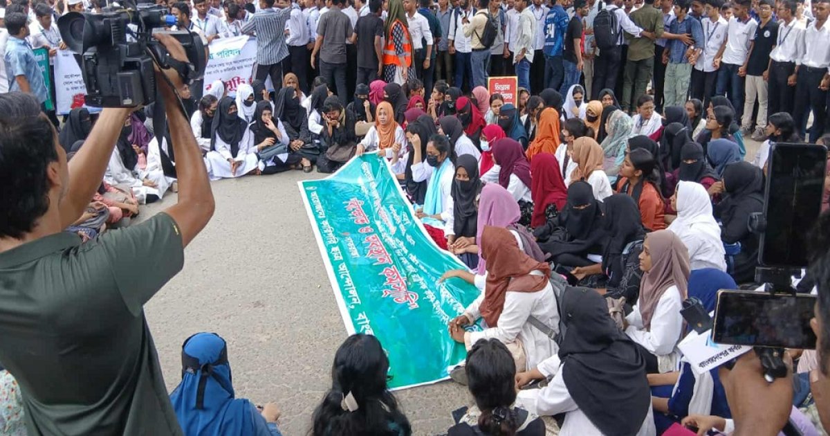 ছয় দাবিতে সাতরাস্তা অবরোধ পলিটেকনিক শিক্ষার্থীদের