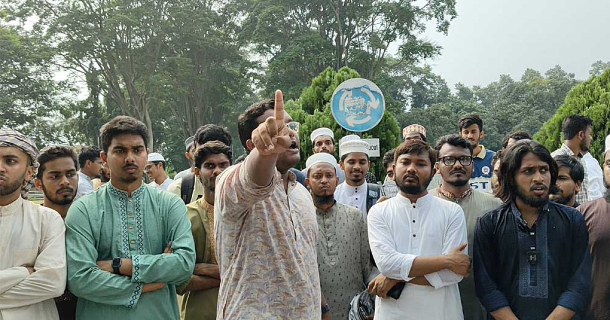 ভোট উৎসবের মাঝেই পোষ্য কোটার বিরুদ্ধে উত্তাল রাবি