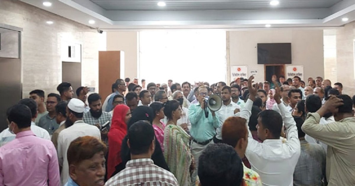 পে-স্কেলসহ বিভিন্ন দাবিতে সচিবালয়ে বিক্ষোভ সমাবেশ