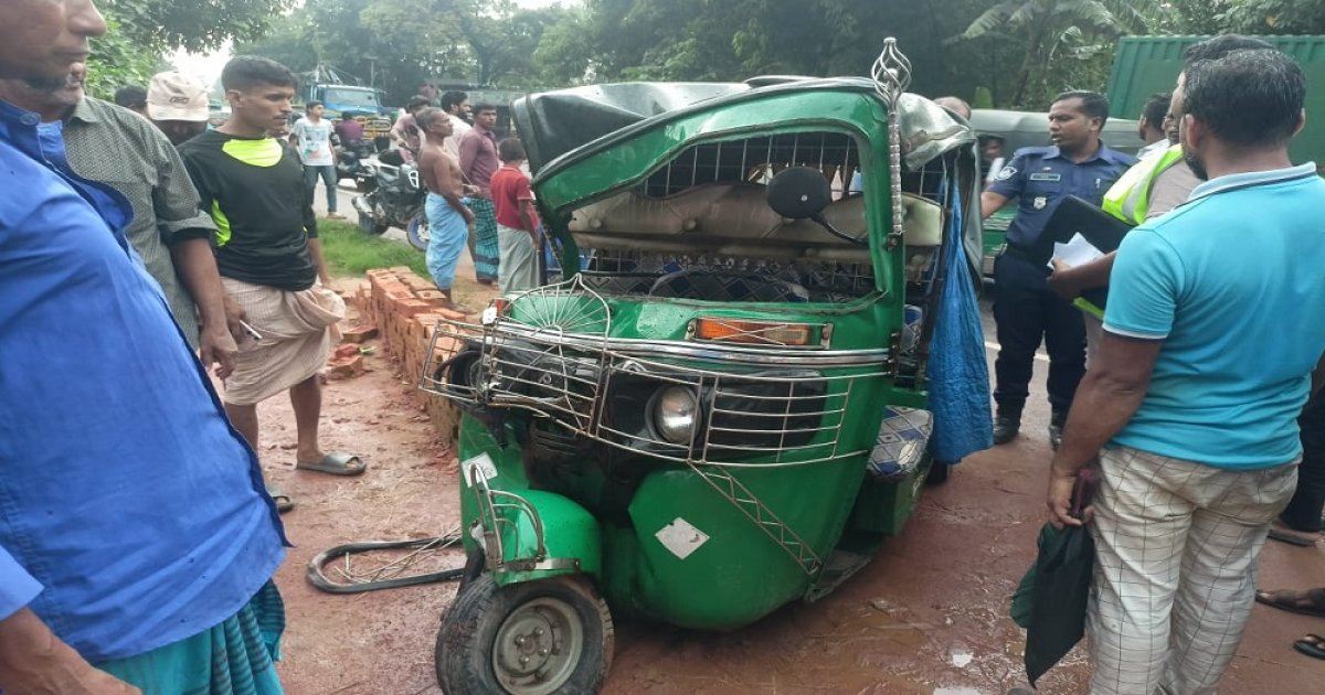চন্দনাইশে কাভার্ড ভ্যান-অটোরিকশা সংঘর্ষে আহত ৬